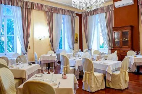 Restaurant hall