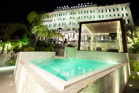 Grand Hotel Des Anglais outside pool
